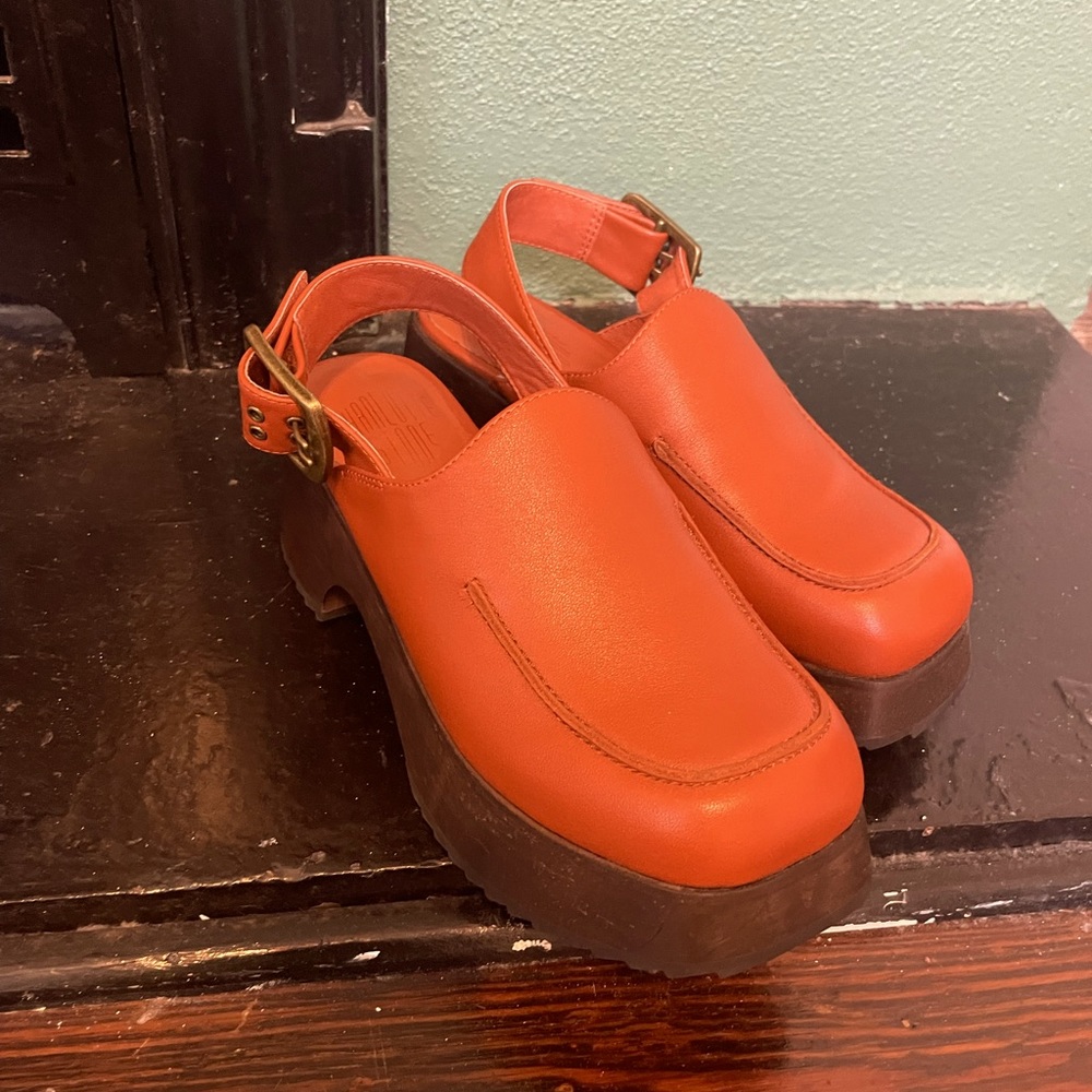 Charlotte Stone SIZE 7 Carlos Platform Clog with buckled ankle strap in Sienna